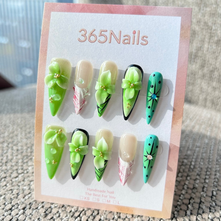 Flore sculptée : Rosée de printemps – fleurs vertes 3D, gouttes d'eau et motif étoilé abstrait sur ongles longs forme stiletto