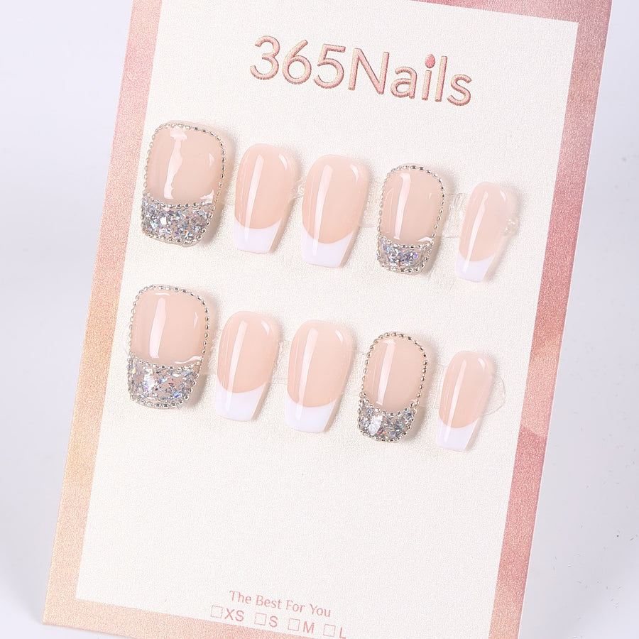 365Nails Uñas postizas cortas elegantes, estilo francés nude con media luna plateada.