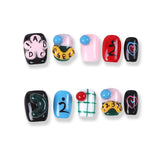 Uñas cortas pintadas a mano con diseños de garabatos de la escuela 365Nails