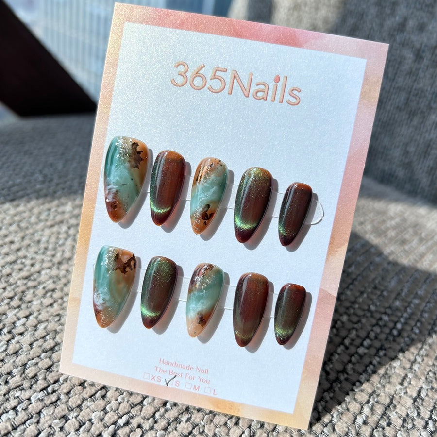 Ethereal Ink : « Aurore Jade Ambre » – ongles forme amande bordeaux profond effet œil de chat & marbré sarcelle-brun avec reflets argentés