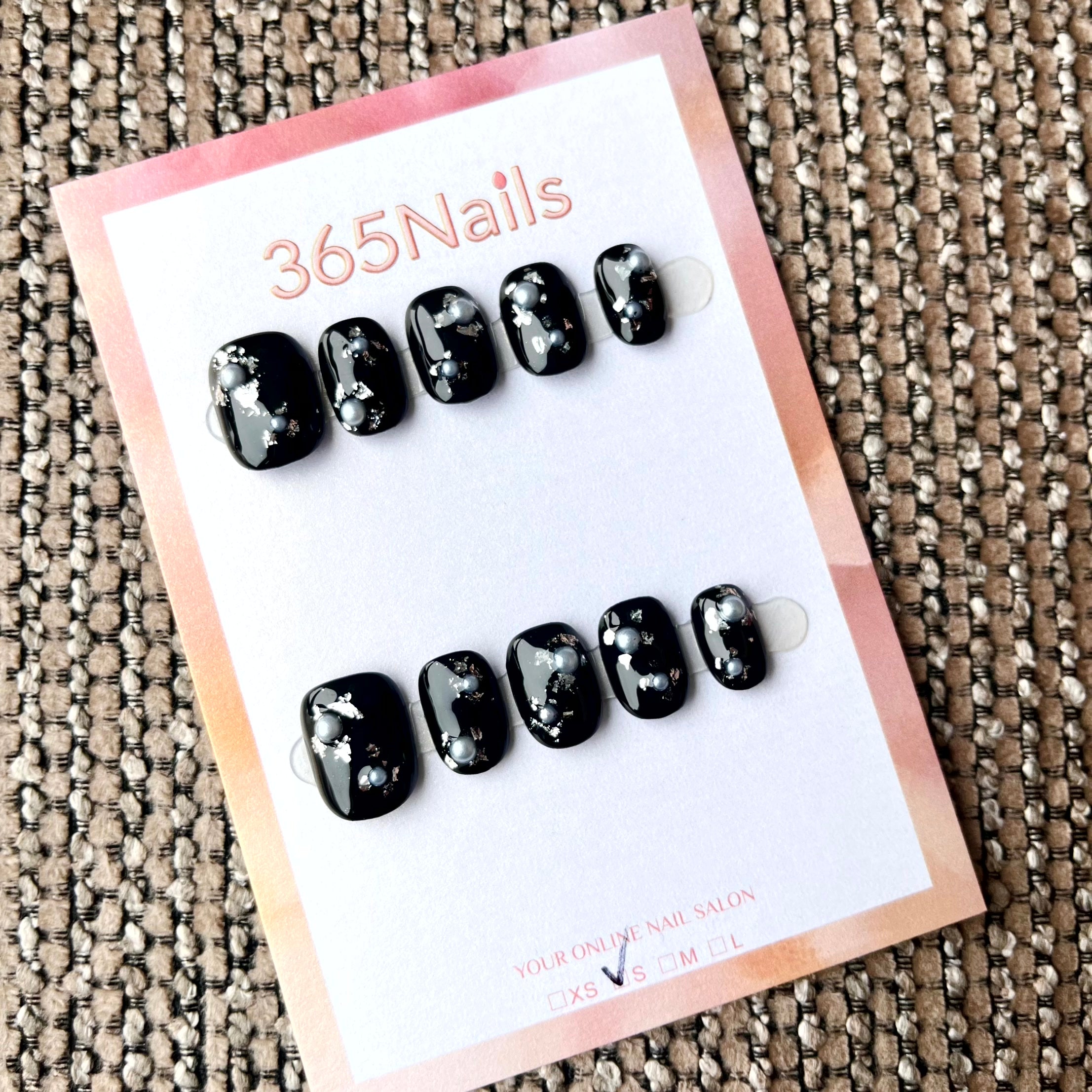 365nails : "Fleur de minuit" – Floral peint à la main fait main ongles carrés courts