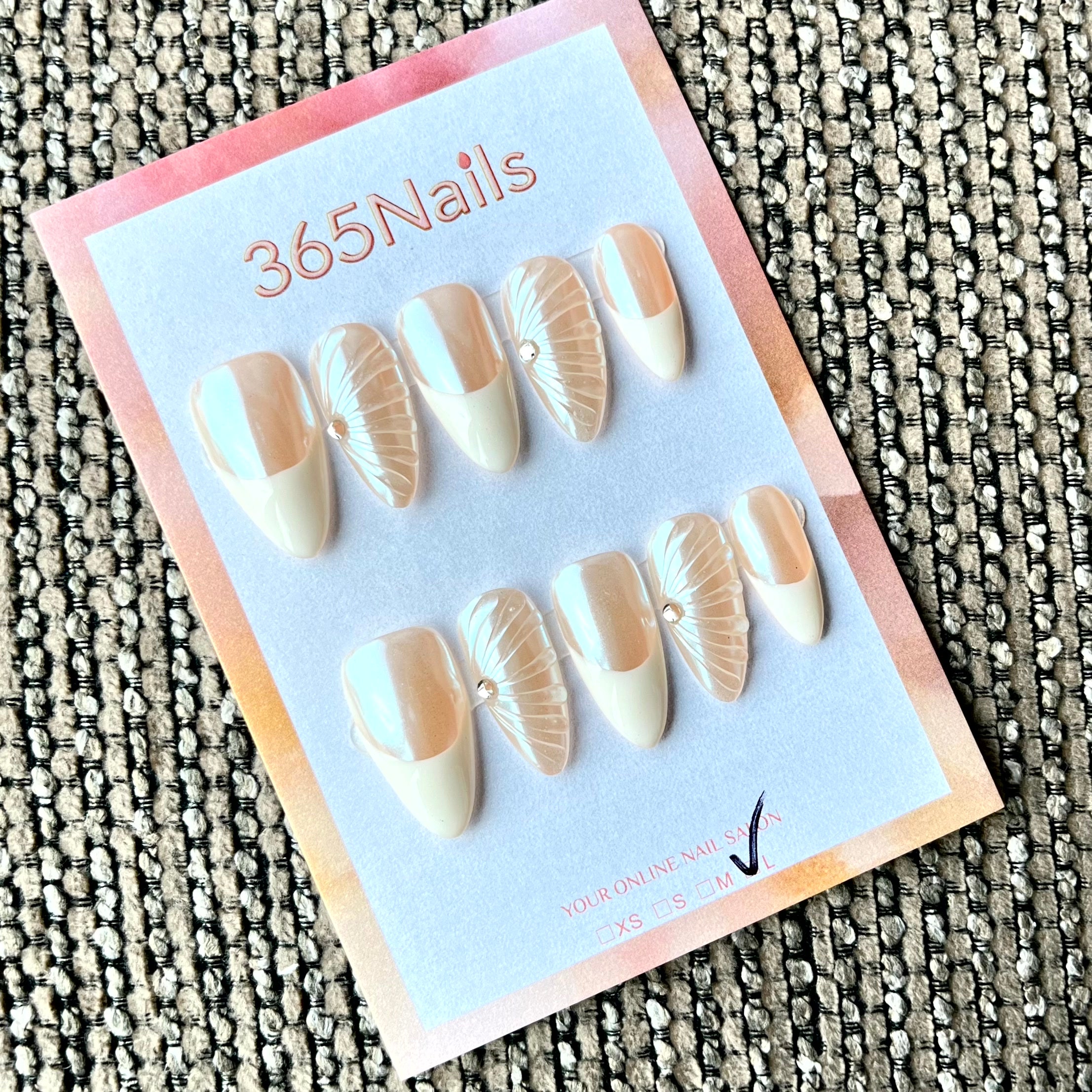 365nails: "섬세한 속삭임" — 3D 쉘 & 프렌치 팁 수제 프레스온 네일 미디엄 아몬드형