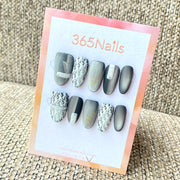 Logo de luxe 365nails : « Élégance gris mat » – Monogramme blanc et bracelet 3D, ongles squoval fait main