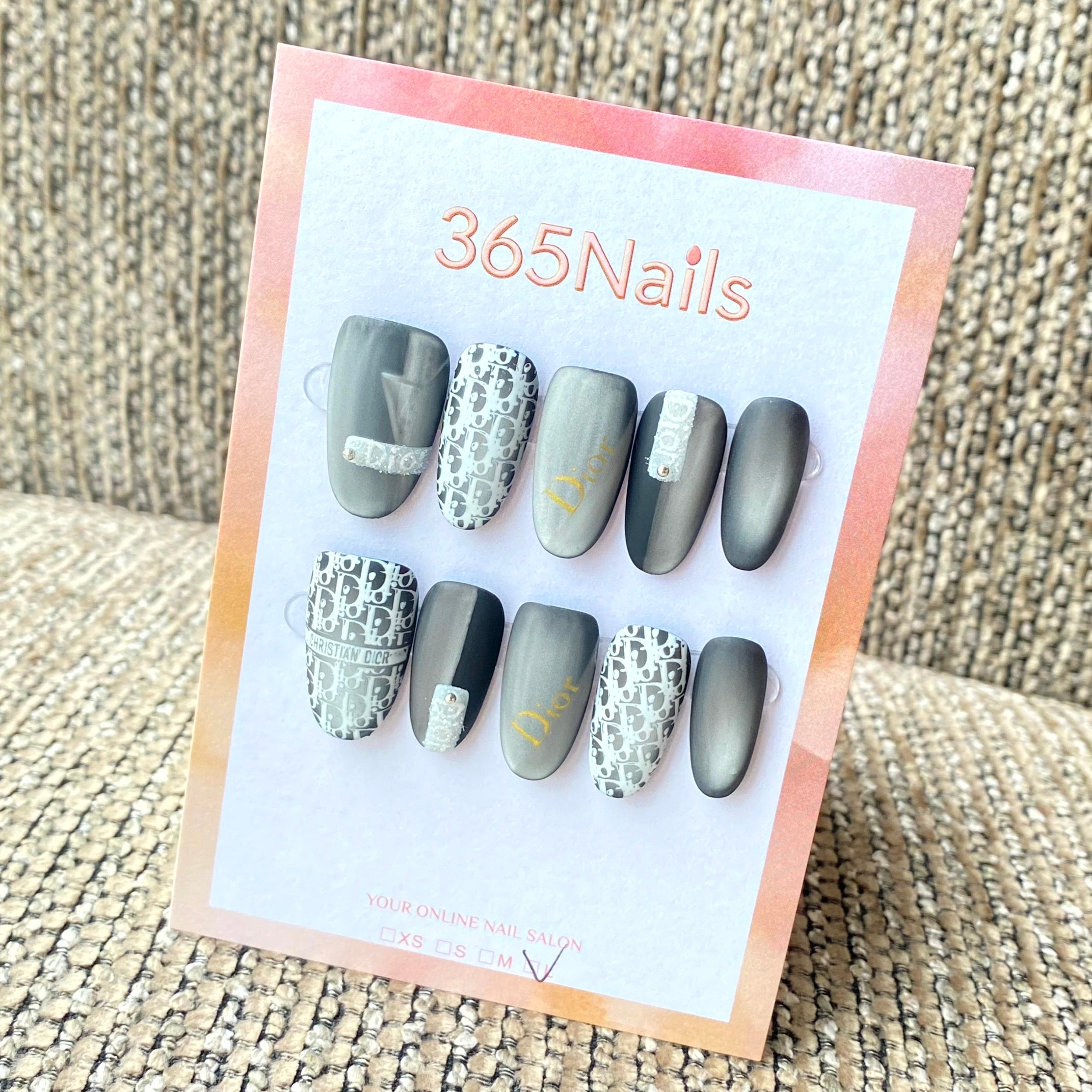 Logo de luxe 365nails : « Élégance gris mat » – Monogramme blanc et bracelet 3D, ongles squoval fait main