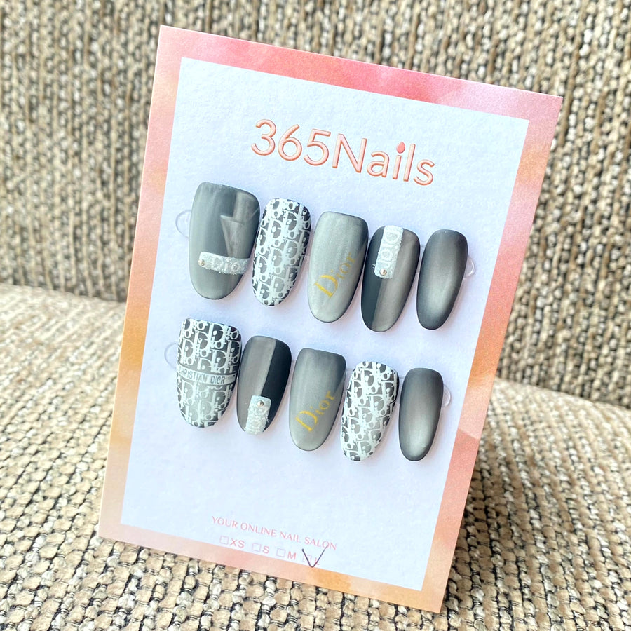365nails 奢華標誌: "霧灰優雅" — 白色字母徽章與3D 皮帶手工製方圓形甲片