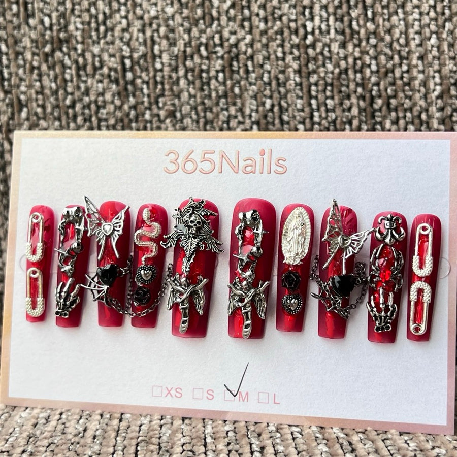 365nails: ongles press-on fait main gothique rouge — crâne, serpent et épingle de sûreté