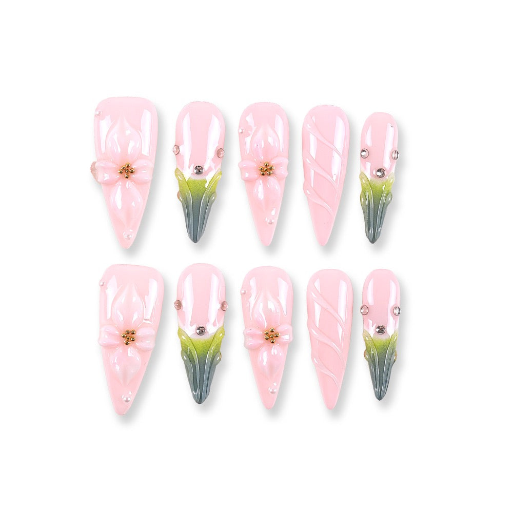 365Nails colorete cremoso con flores 3D y uñas postizas francesas con hojas verde neblinoso.