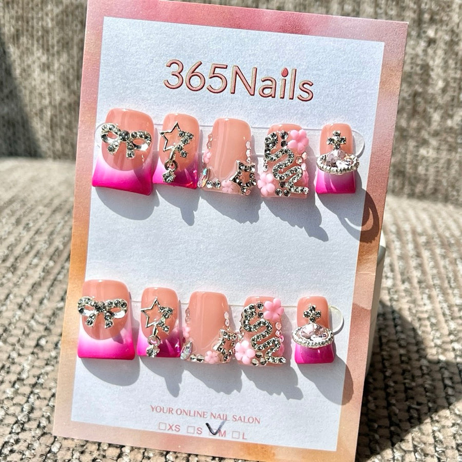 365nails — Ongles press-on courts, forme trapèze, fait main — dégradé rose avec nœud, étoile et motif serpent