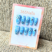 Logo Luxe 365nails : « Monogramme Tartan Bleu » – Plaid Classique & Typographie de Luxe Fait Main Ongles Ovales