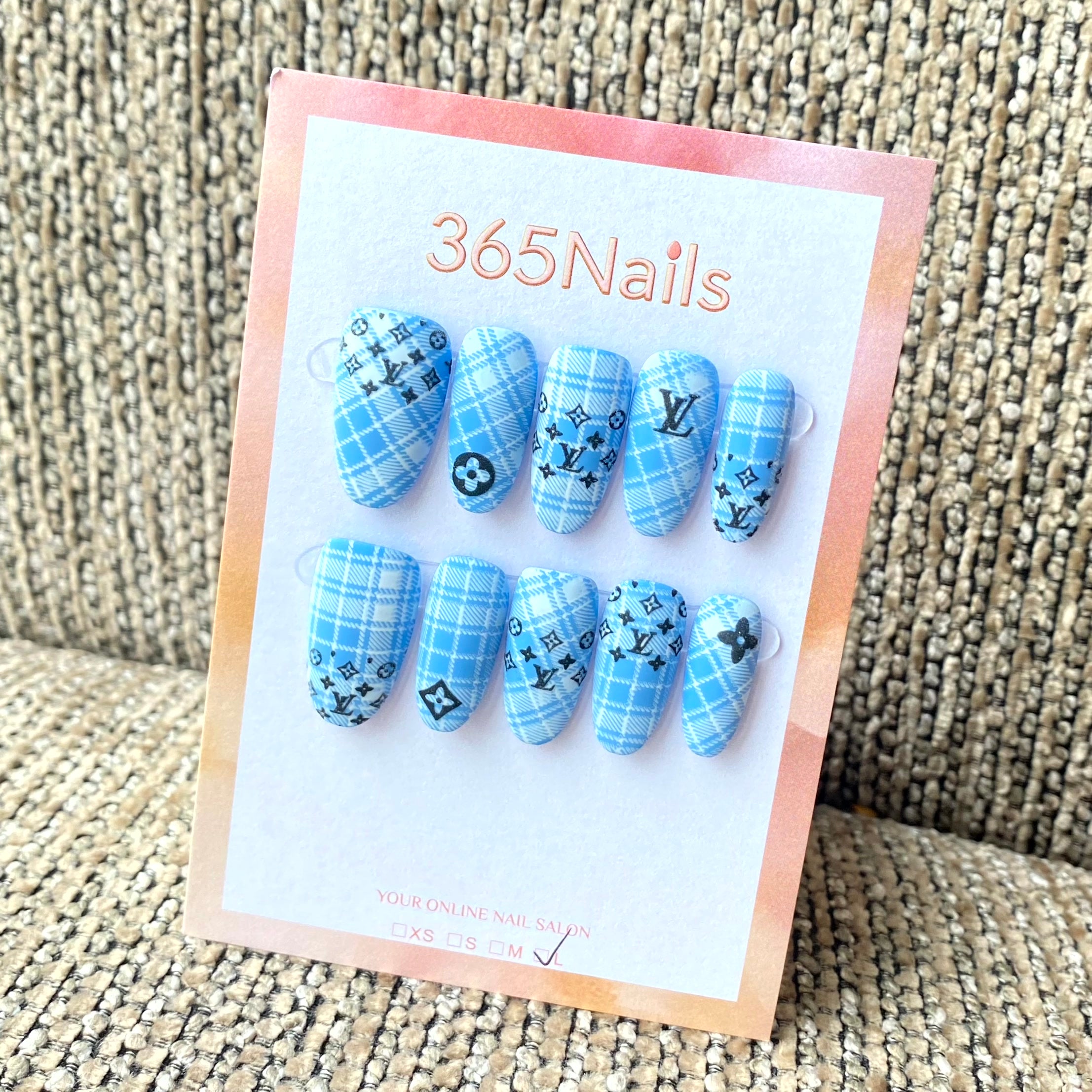 Logo Luxe 365nails : « Monogramme Tartan Bleu » – Plaid Classique & Typographie de Luxe Fait Main Ongles Ovales