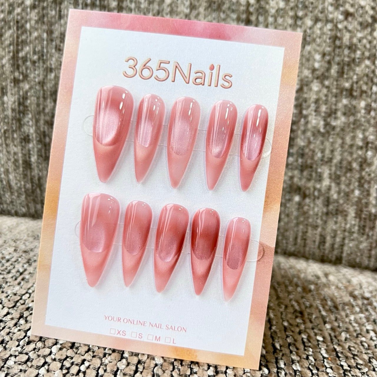 Cosmic Fatale: "로즈쿼츠 캣아이" — 롱 샤프 스틸레토형 수제 프레스온 네일｜365nails