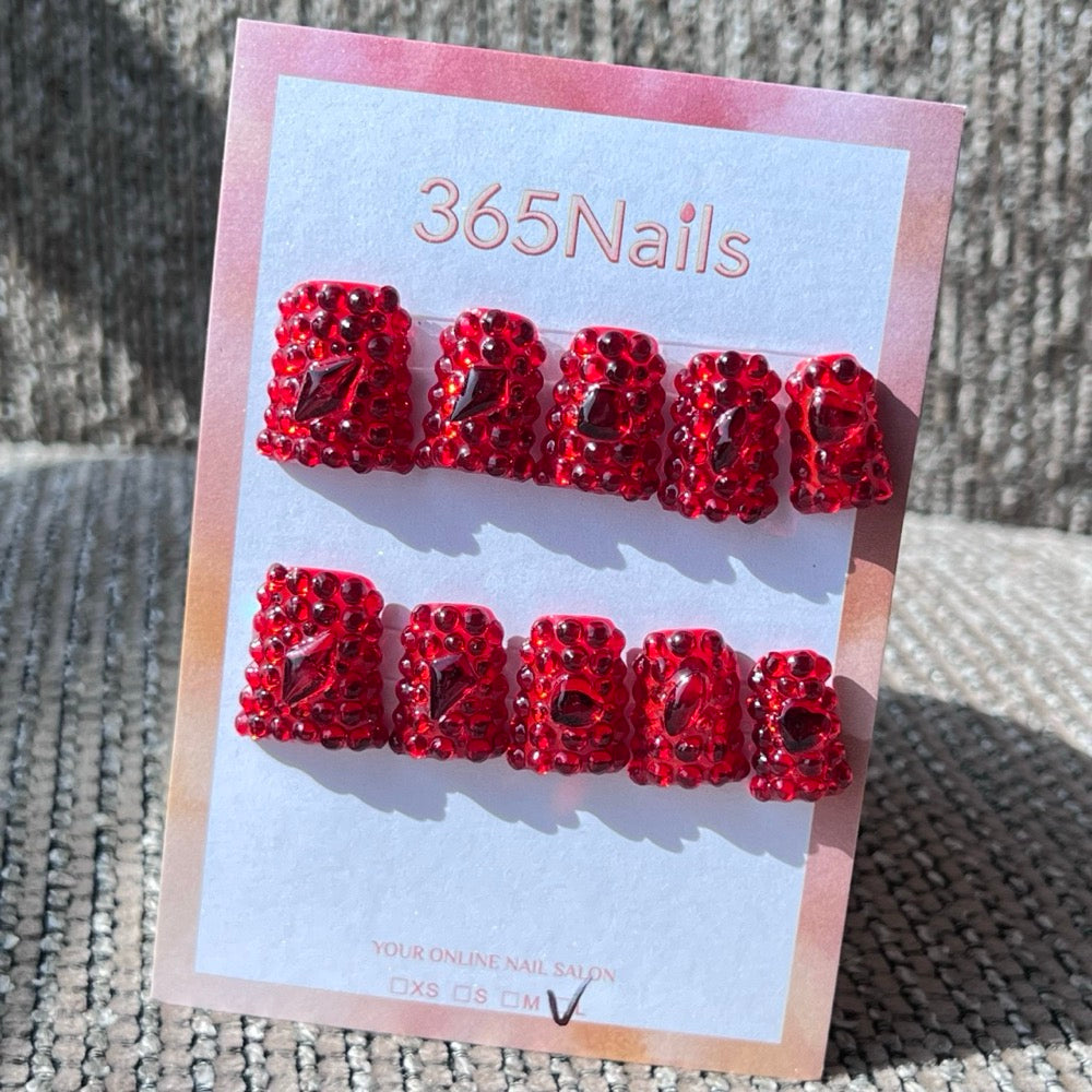365nails: "크림슨 벨벳" – 3D 레드 라인스톤 수제 스퀘어형 네일