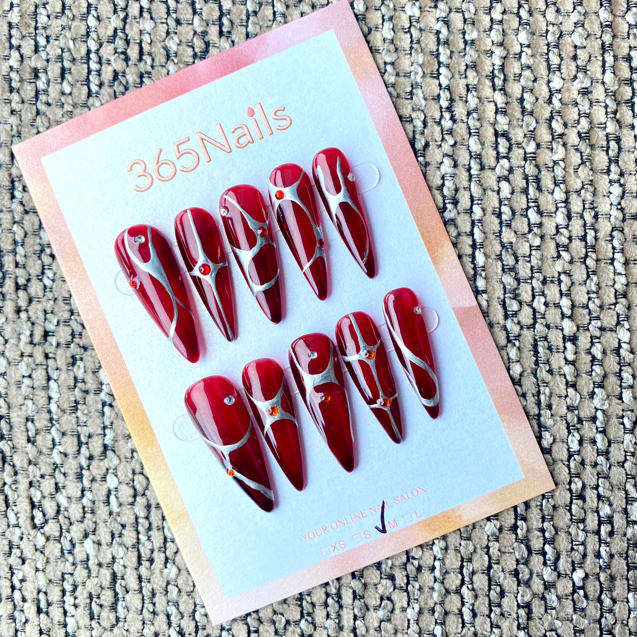 365nails: "緋紅網與銀色紋脈" – 線條風格水晶手工製尖形甲片
