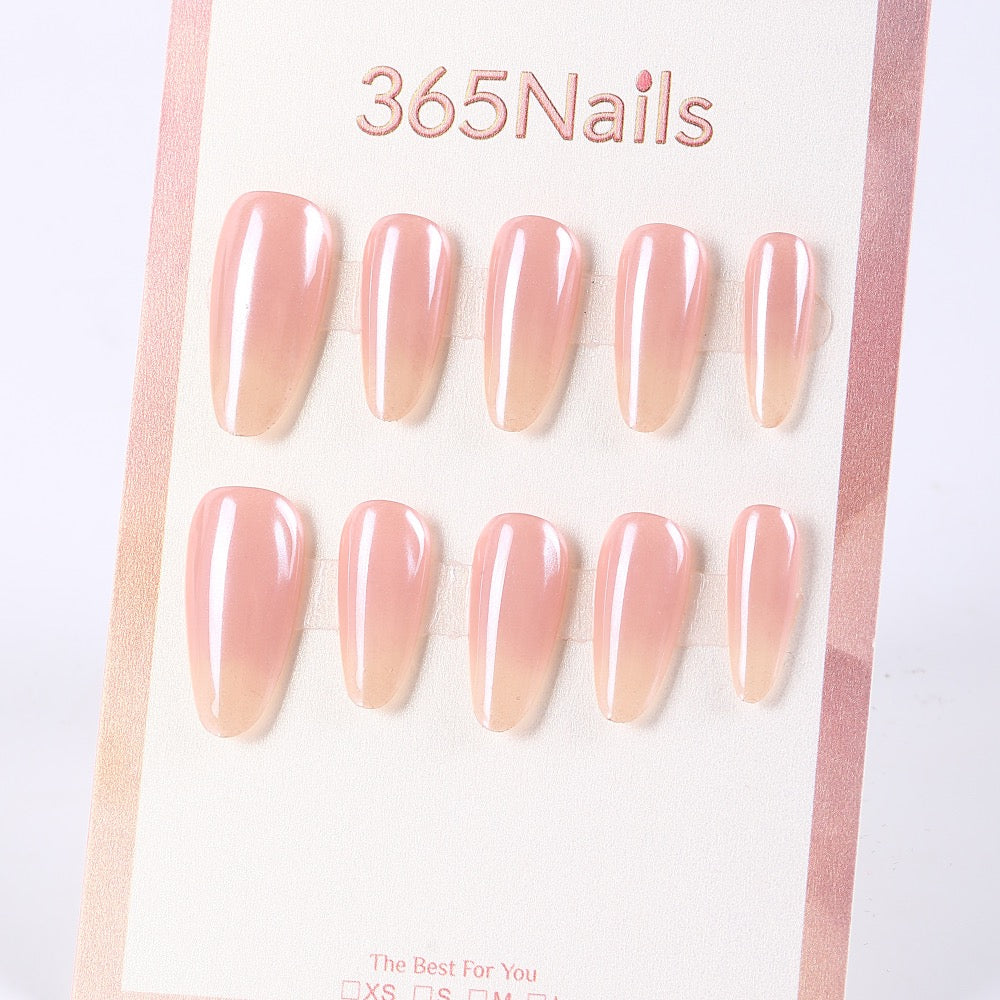 Uñas postizas almendradas 365Nails color rosa nude cremoso con brillo efecto gelatina.