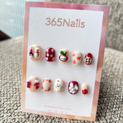 Desenho Animado e Dopamina: "Amigos Aconchegantes de Inverno" – Maçã Hello Kitty 3D, Boneco de Neve, Luvas Vermelhas e Unhas Curtas com Botões