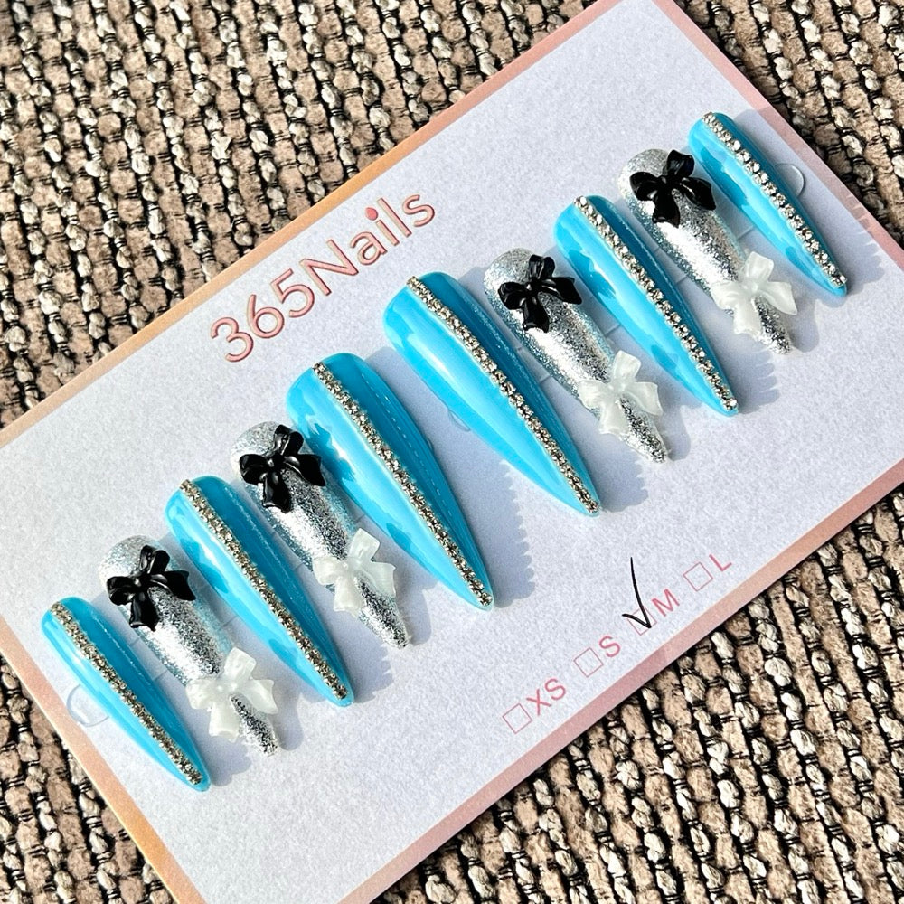 365nails: 블루 실버 리본 라인스톤 – 수제 롱 스틸레토형 프레스온 네일