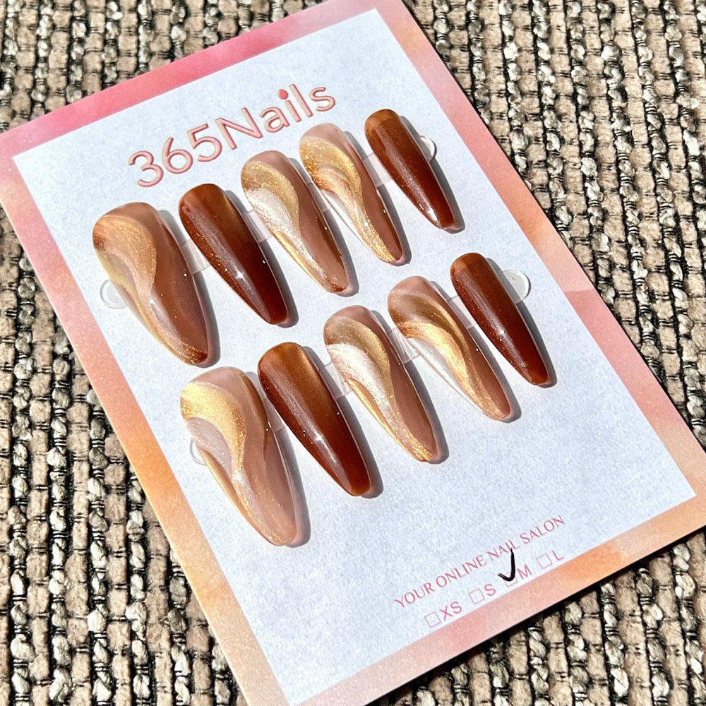 365nails: "Tourbillon Caramel et Or" – vague métallique tons neutres, ongles forme stiletto faits main