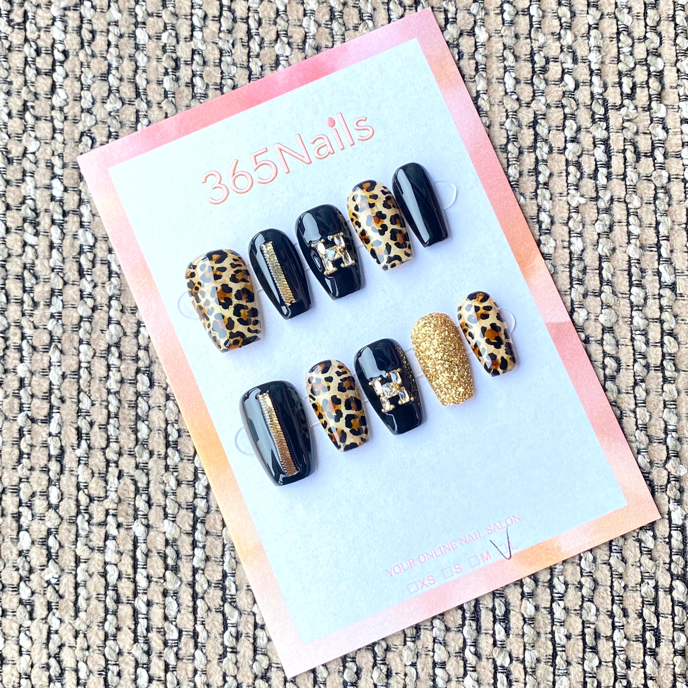 Logo de luxe 365nails : « Fermeture éclair léopard » – Accessoires en or 3D et imprimé animal, ongles squoval fait main
