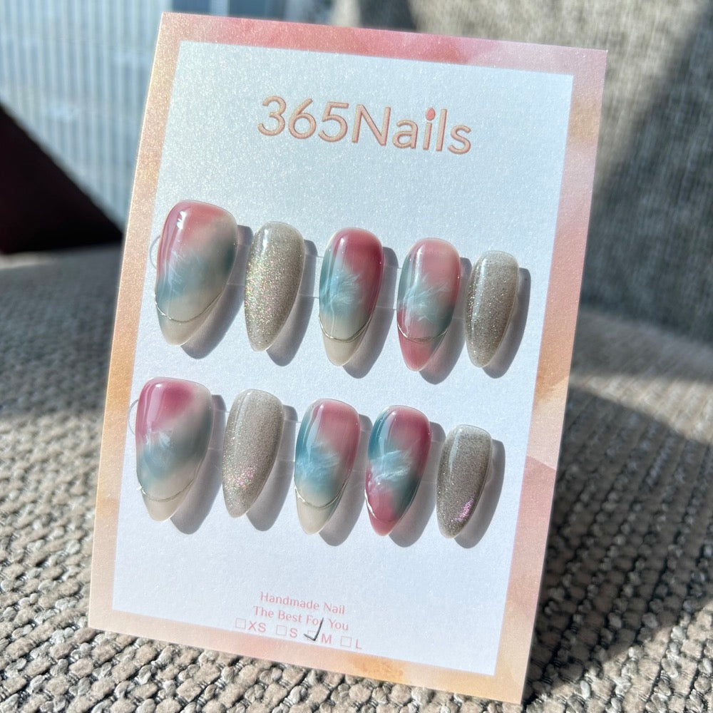 Ethereal Ink: "Névoa de Flor de Pêssego" – Ombre Rosa Suave e Ciano Empoeirado com Olho de Gato Prateado e Linha Dourada em Unhas Amêndoa