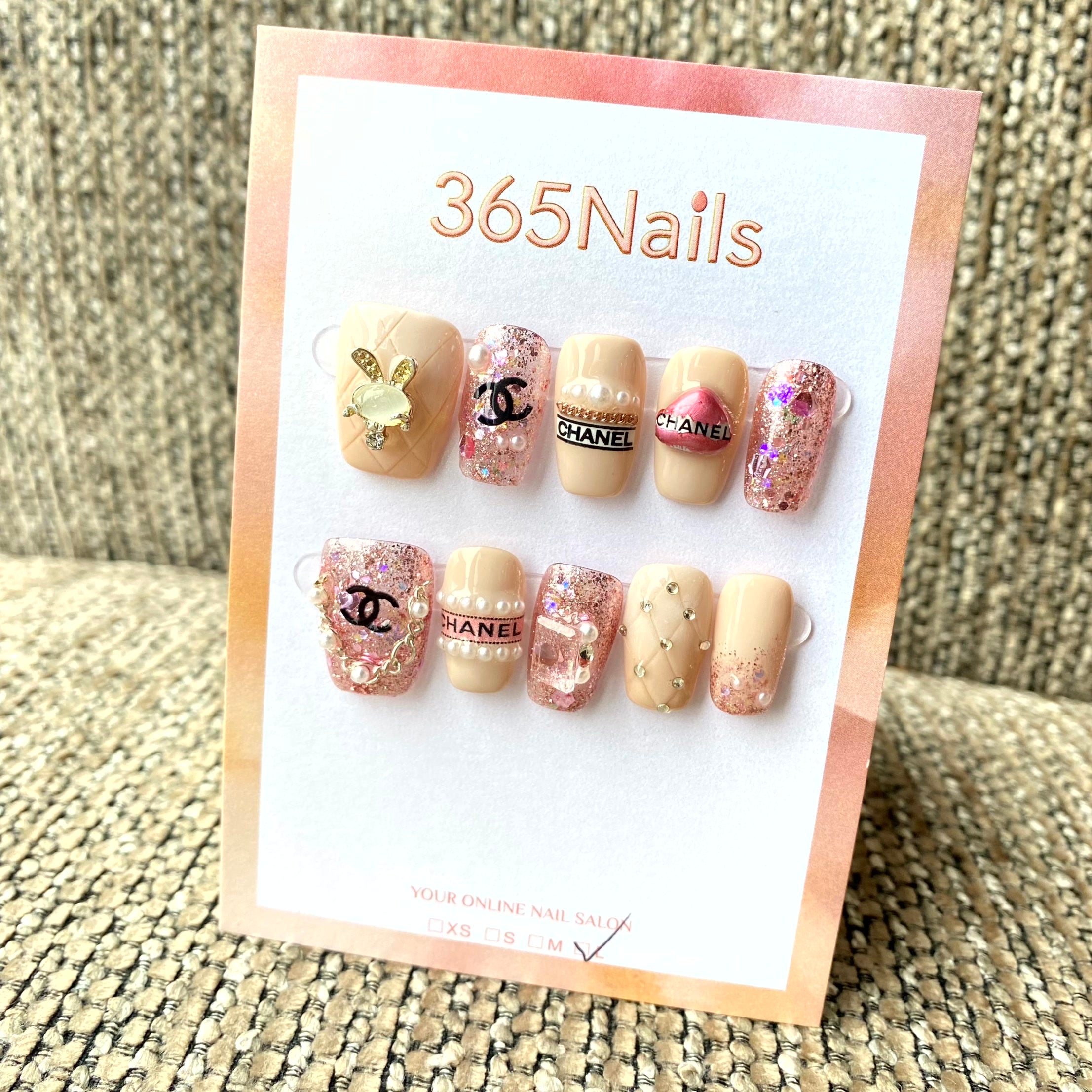 Luxury Logo 365nails：「粉色菱格奢華」— 3D 兔子與珍珠鍊手工製方圓形甲