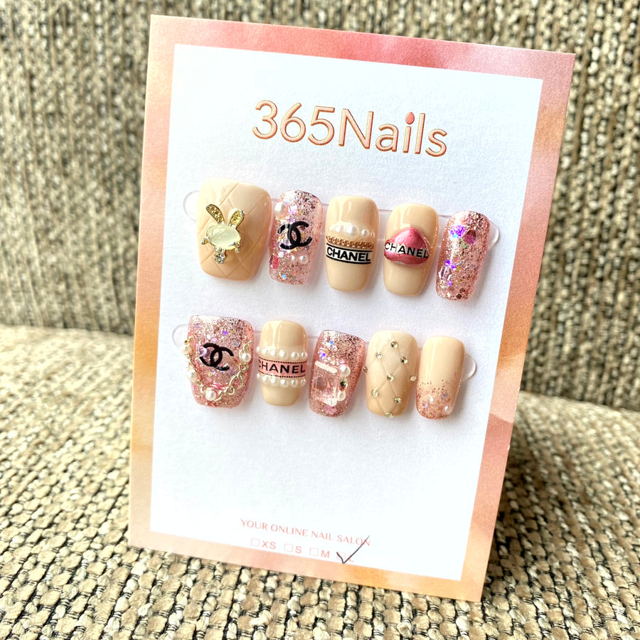 Luxury Logo 365nails: 핑크 퀼티드 럭셔리 – 3D 토끼 장식 & 진주 체인 수제 스쿼발형 네일