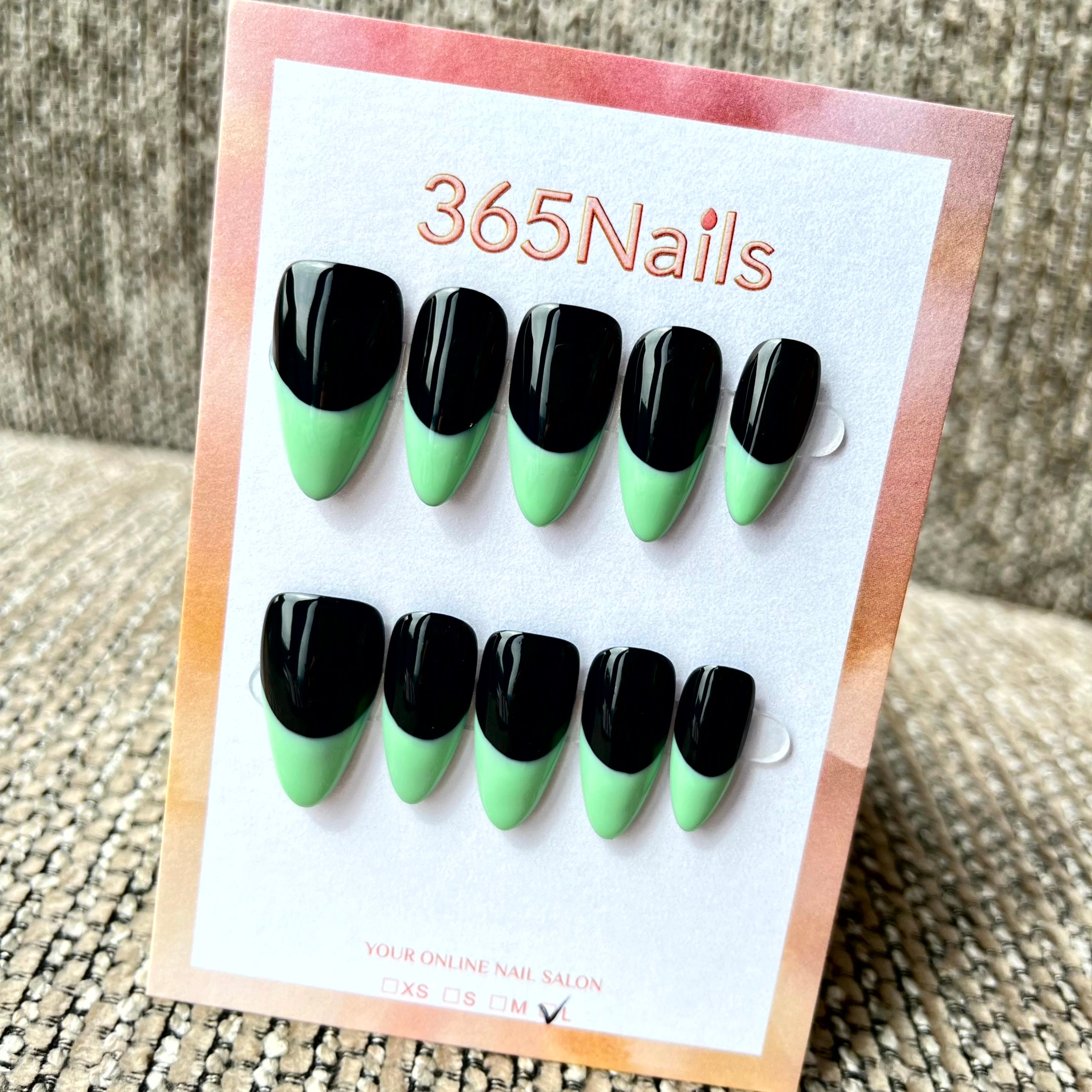 365nails: "Francesa Menta Noir" – Francesa Verde Menta e Unhas Pretas Sólidas Feitas à Mão Formato Amêndoa