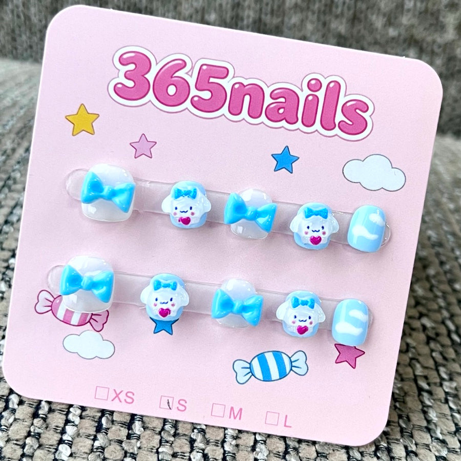 365nails: Rêve Nœud Myrtille – nœud 3D & personnages 3D, ongles courts forme carrée, fait main
