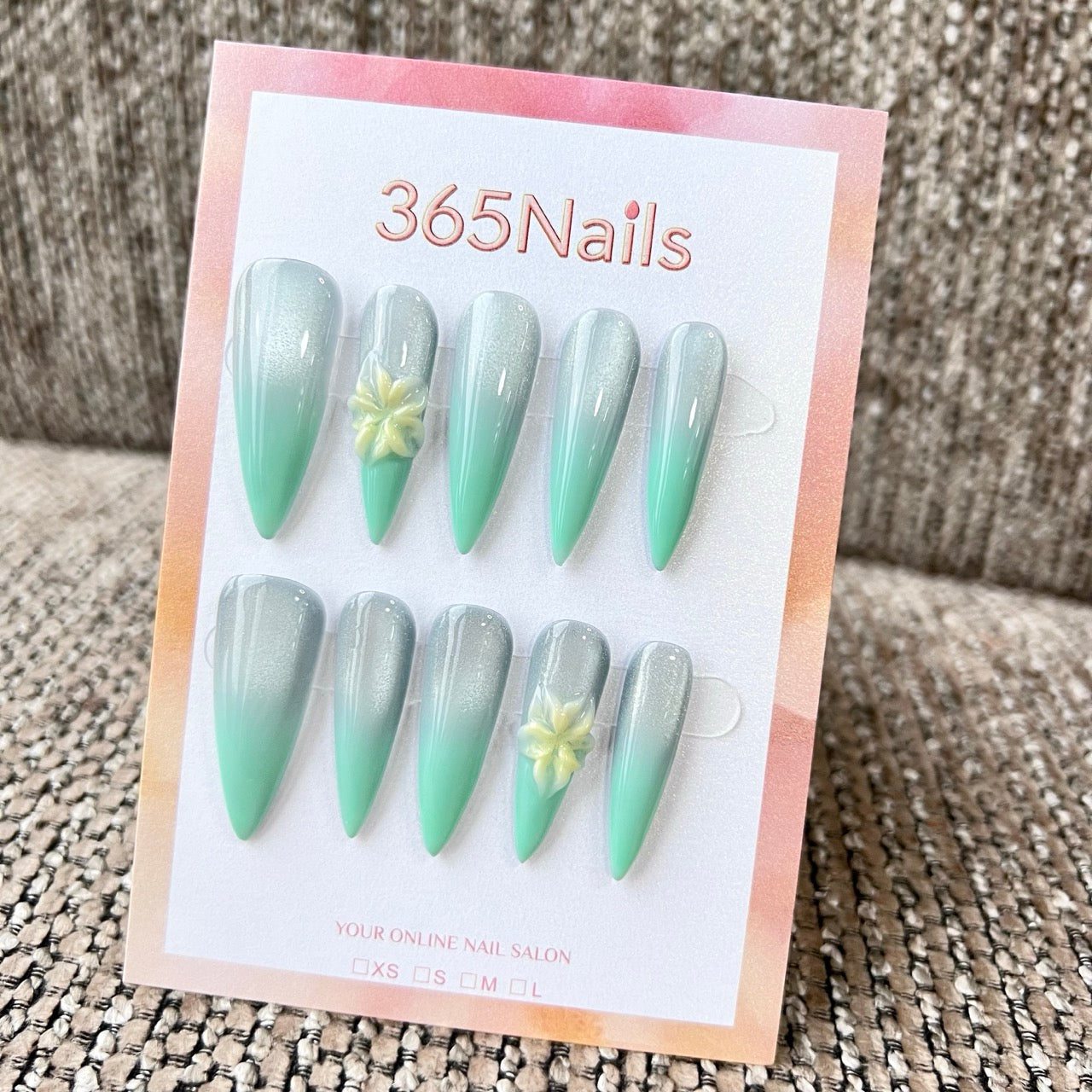 Cosmic Fatale: "Mint Lily Glow" – Unhas Postiças Artesanais Pontiagudas Stiletto Compridas