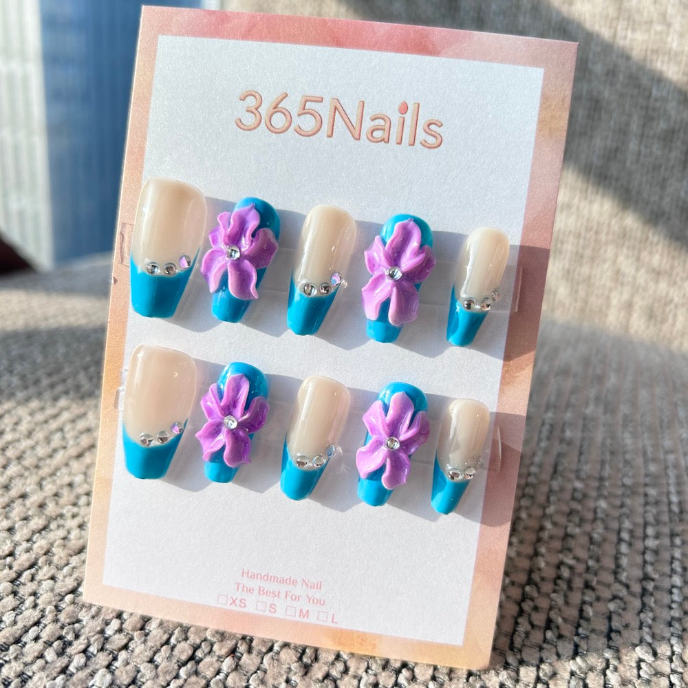 立體花卉：藍色鳶尾與法式水晶 — 明亮藍法式棺材形穿戴甲，飾有3D 紫色鳶尾花