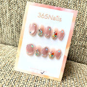 365nails: 크리스탈 요정 – 핑크 캣아이 & 컬러 라인스톤 수제 숏 오벌형 네일