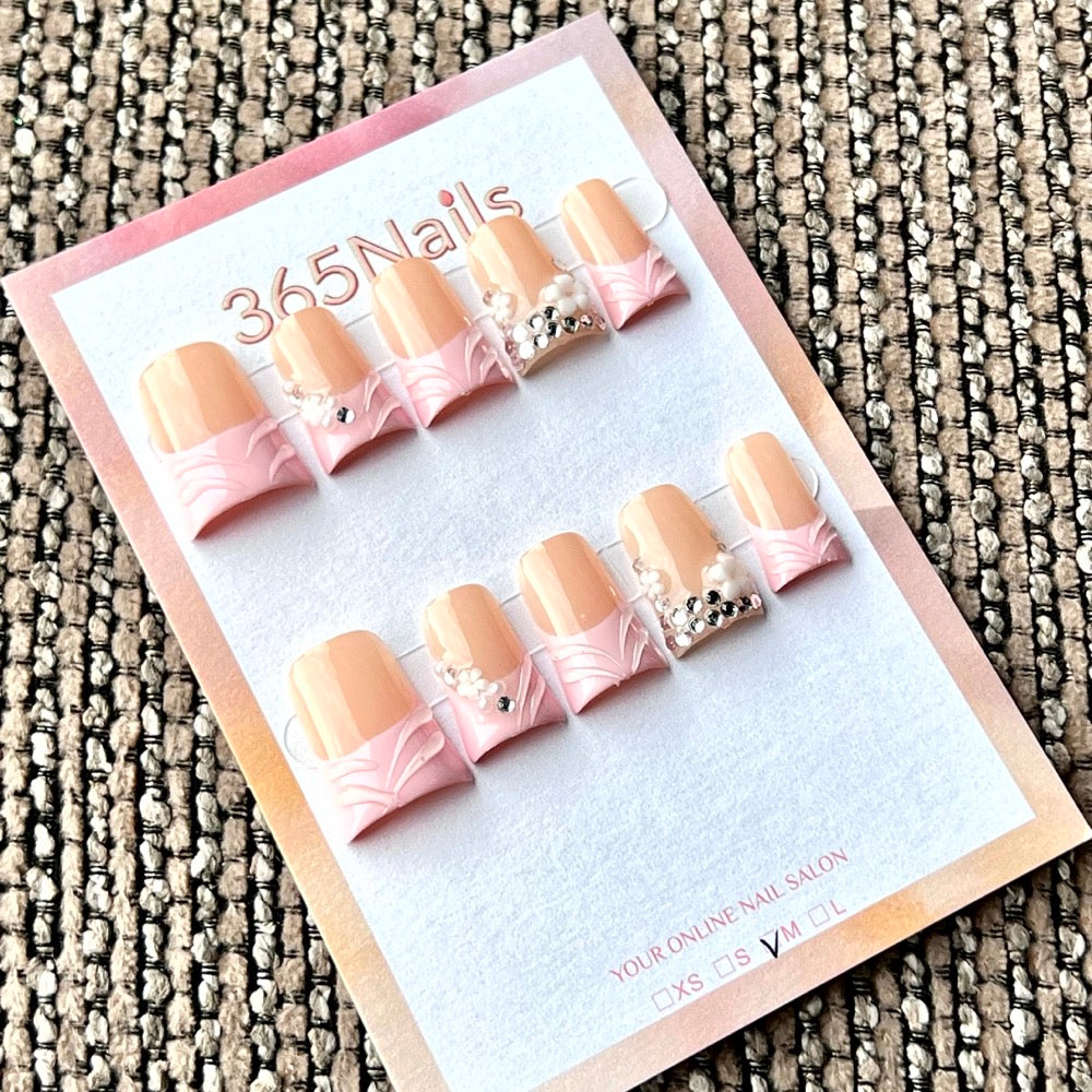 Manucure française beige et rose, motif floral et strass - Vente en gros d'ongles press-on faits main ultra-souples à ajustement flexible (MOQ=100)