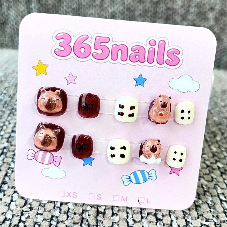 365nails: "카피바라의 포근한 카페" – 3D 캐릭터 수제 숏 네일