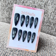 Cosmic Fatale: "Noir Web Vein" – Unhas Postiças Stiletto Longas e Afiadas Feitas à Mão