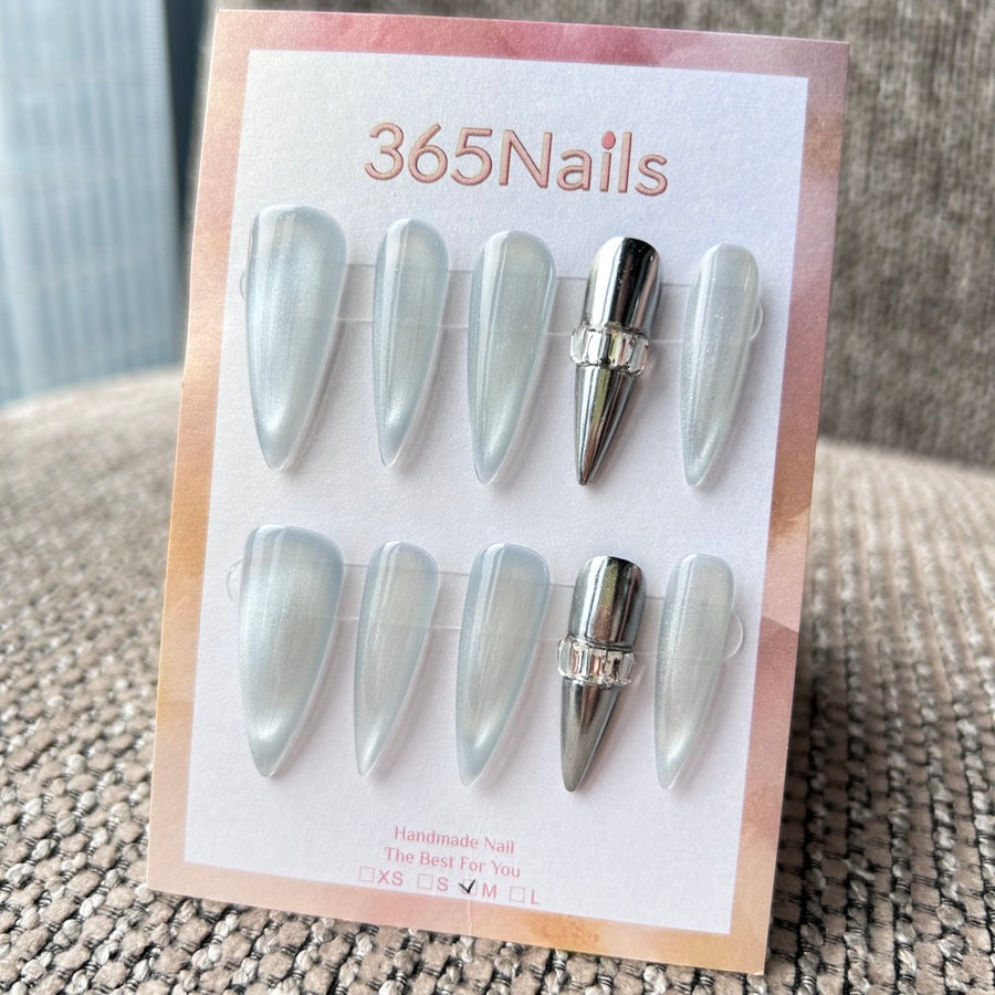 Femme Fatale: "Balle d'Argent" – œil de chat blanc glacé effet clair de lune avec chrome argent intégral et accent anneau de cristal, ongles press-on longs forme stiletto