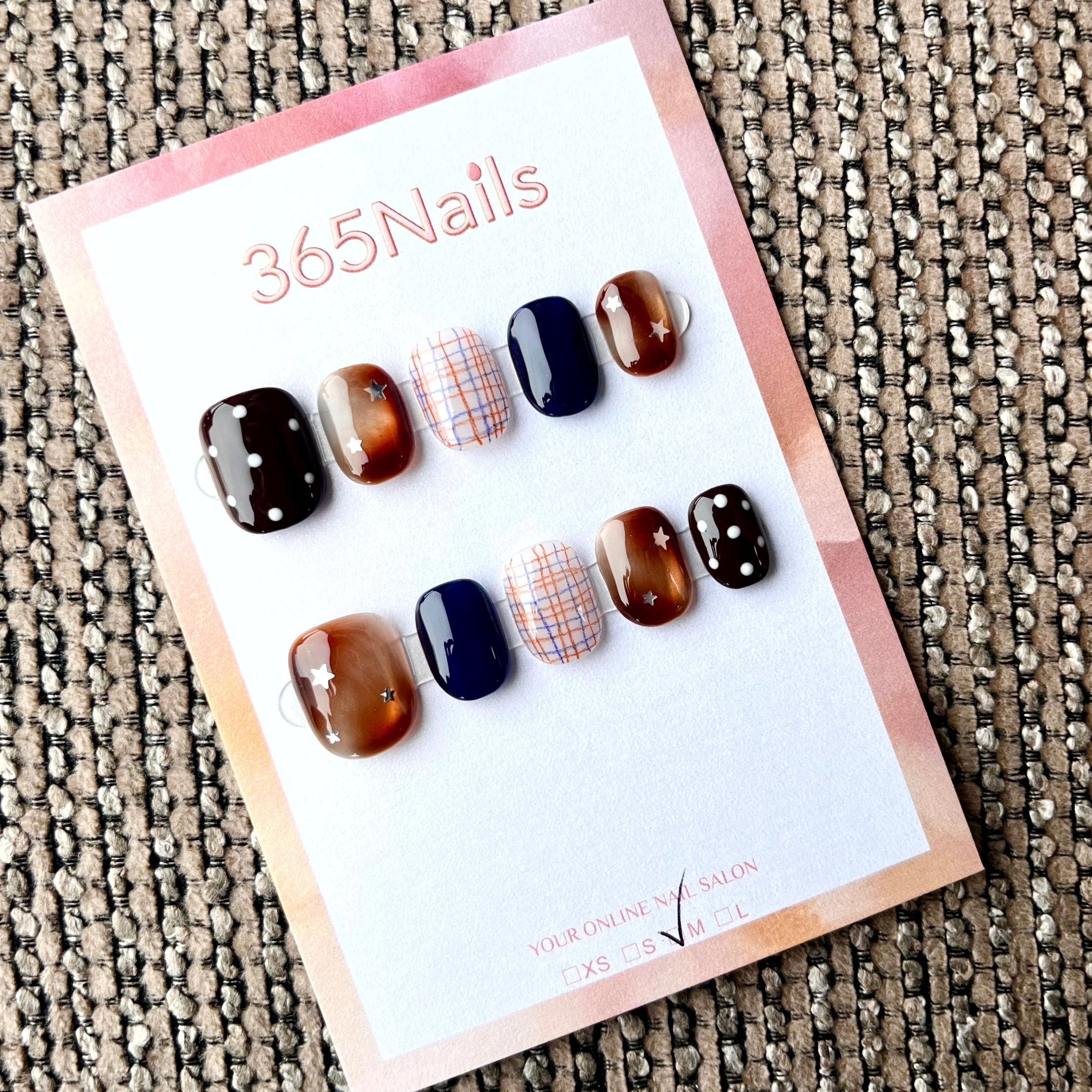 365nails: "Xadrez de outono" – Unhas quadradas curtas artesanais com estampa xadrez e tartaruga pintadas à mão
