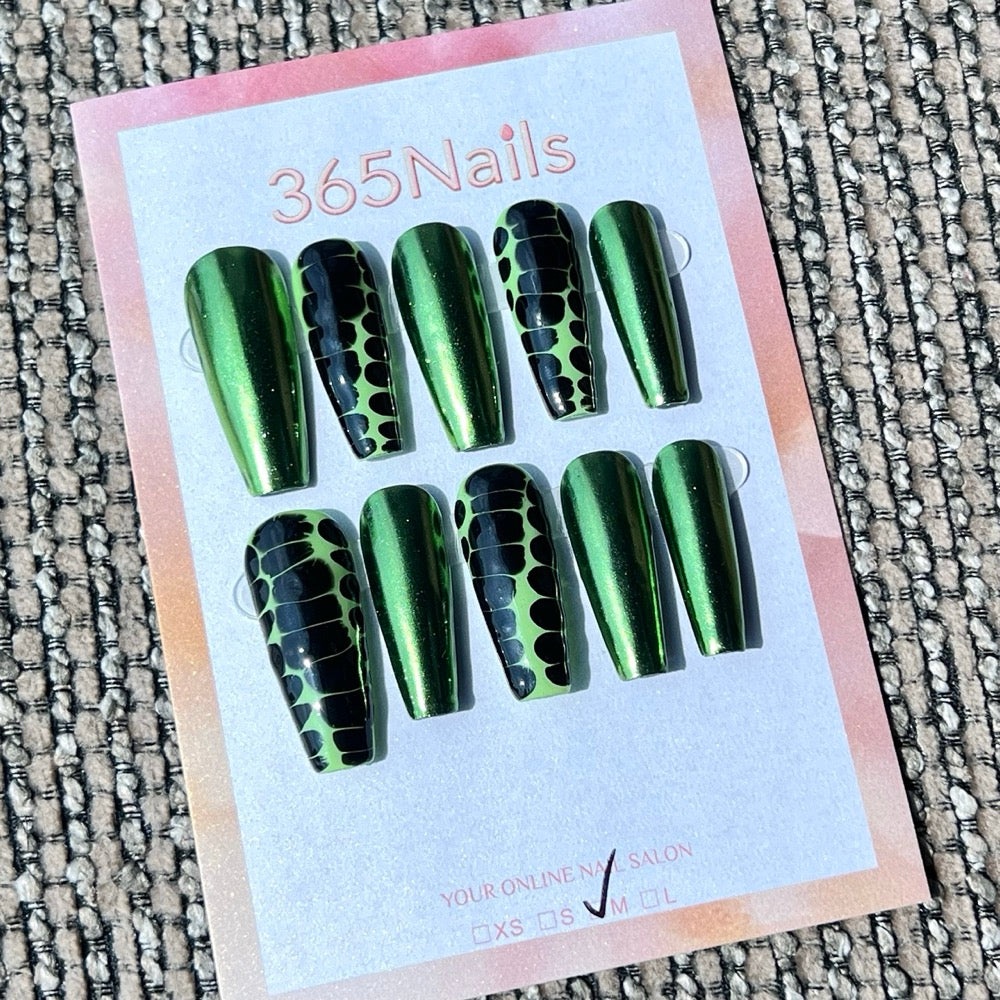 365nails：「毒綠鏡面鱷魚紋」 – 金屬綠鱷魚紋手工製棺材形穿戴甲