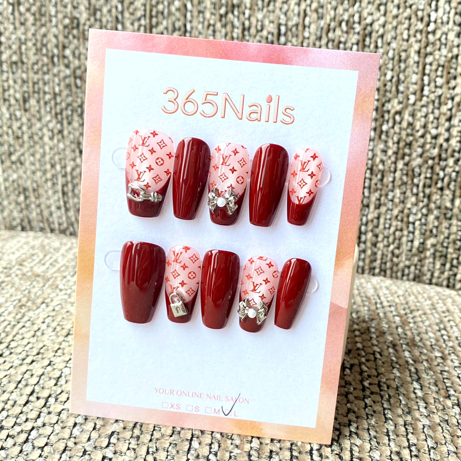 럭셔리 로고 365nails: "Crimson Royal Monogram" – 3D 실버 리본 & 럭셔리 패턴 수제 코핀형 네일