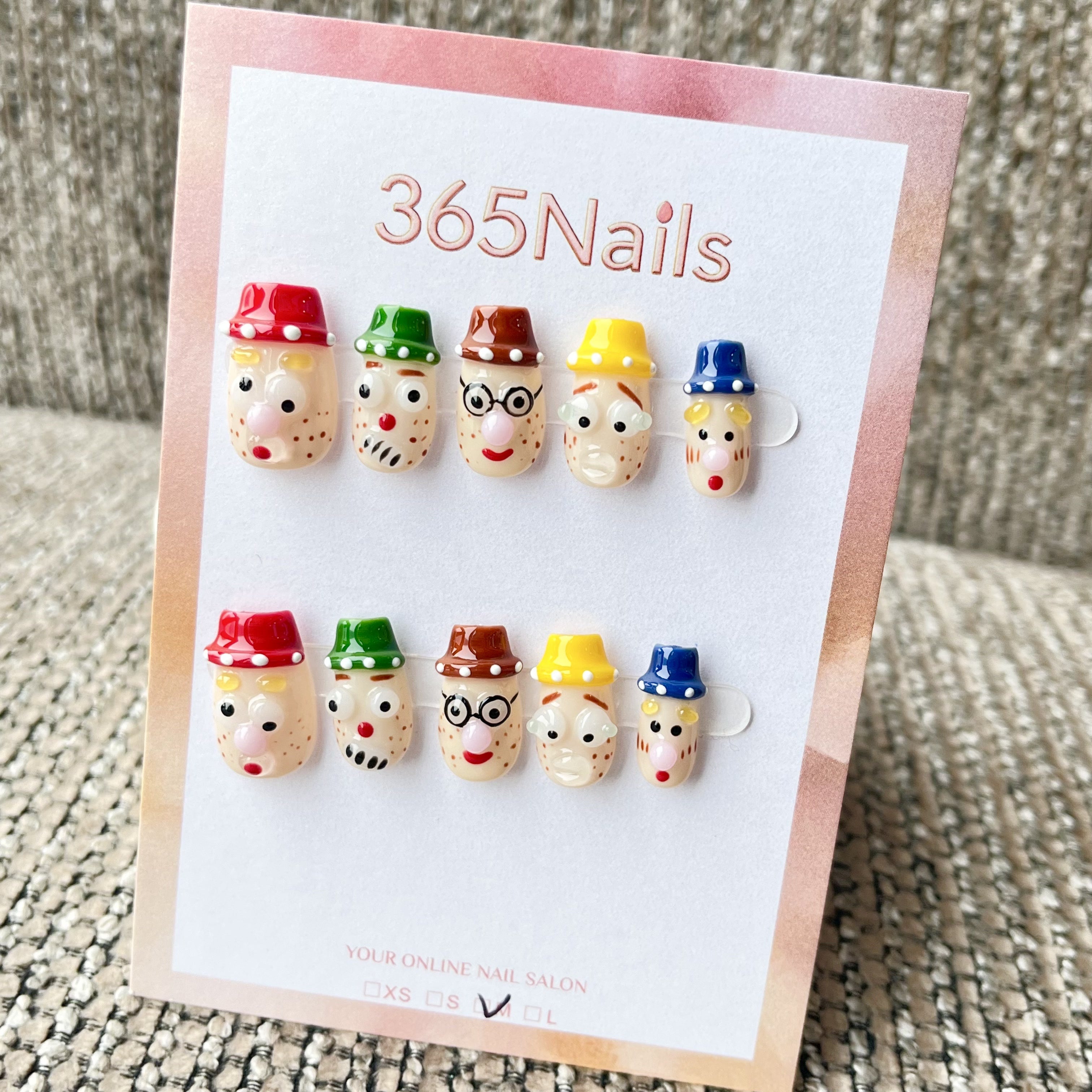 365nails : « Petits Amis » – ongles press-on courts, fait main, avec personnages cartoon 3D