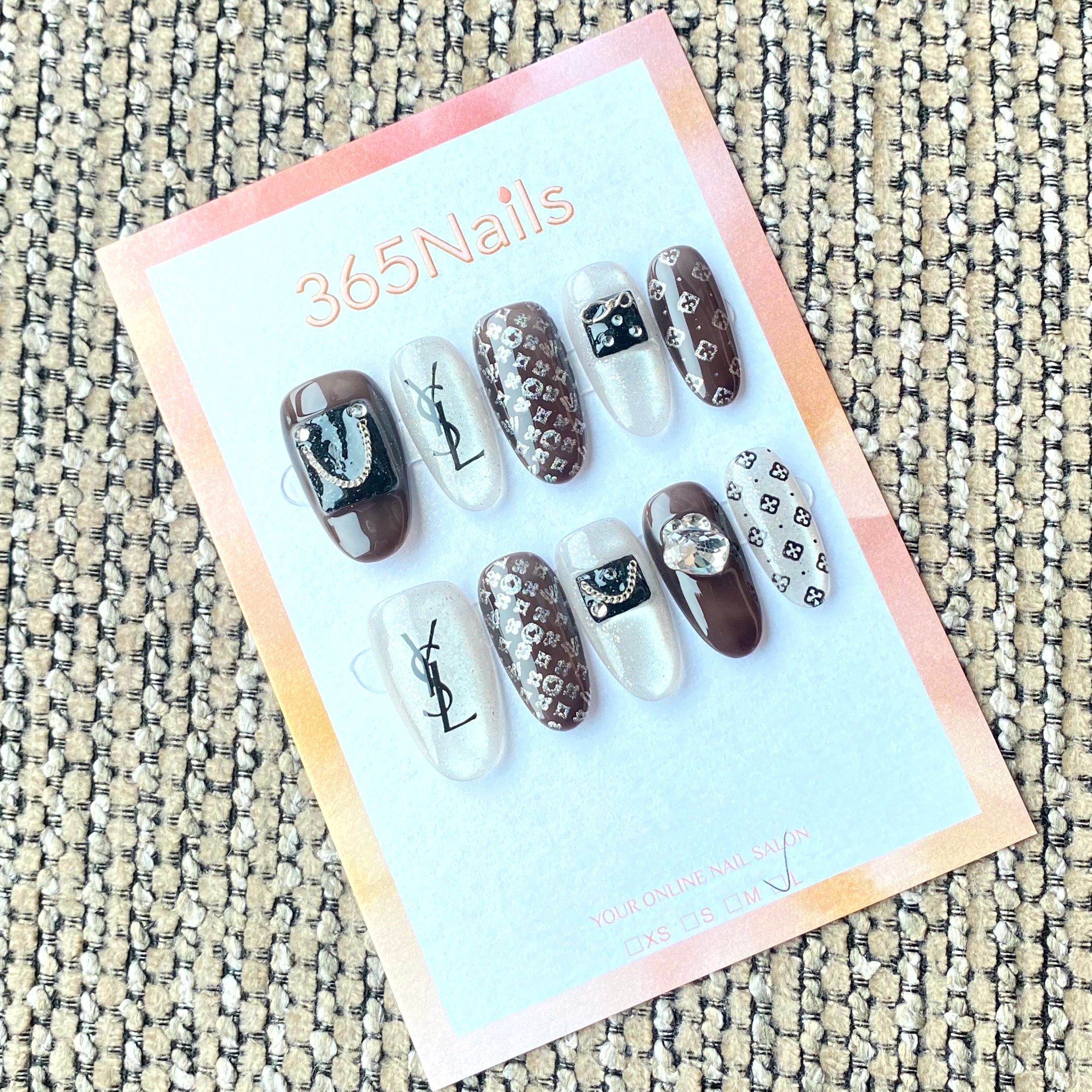 럭셔리 로고 365nails: "누아르 꾸뛰르 모노그램" – 3D 백 참 & 실버 글리터 수제 스쿼발형 네일