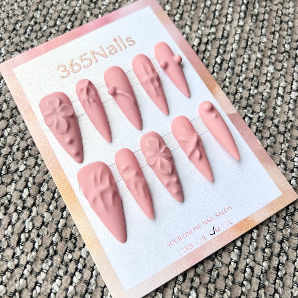 Femme Fatale：「肉與骨」— 霧面灰粉單色3D立體質感、液態漩渦與花朵十字，長款尖形穿戴甲