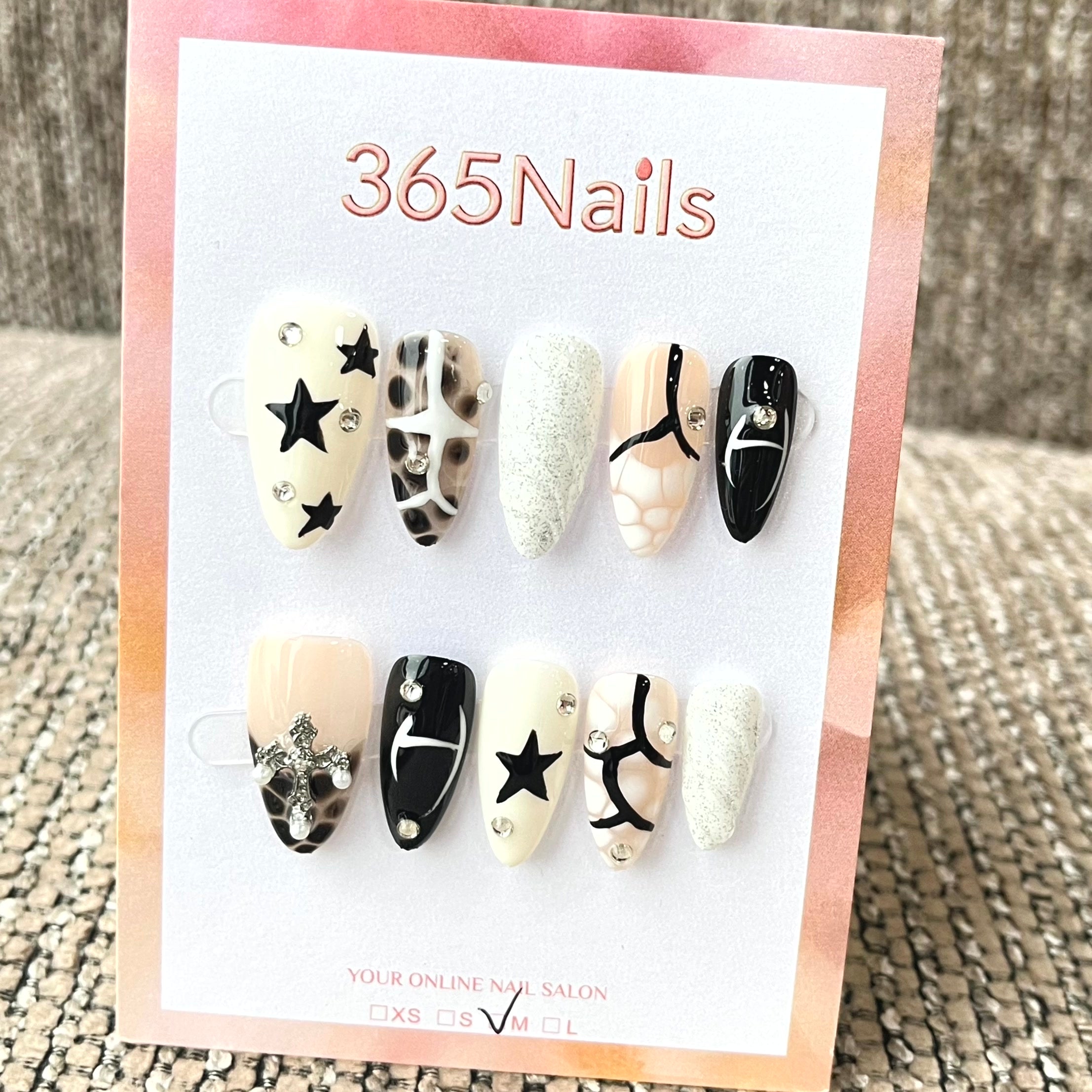 365nails: "Midnight Court" – 3D 球鞋與星星手工製杏仁形穿戴甲