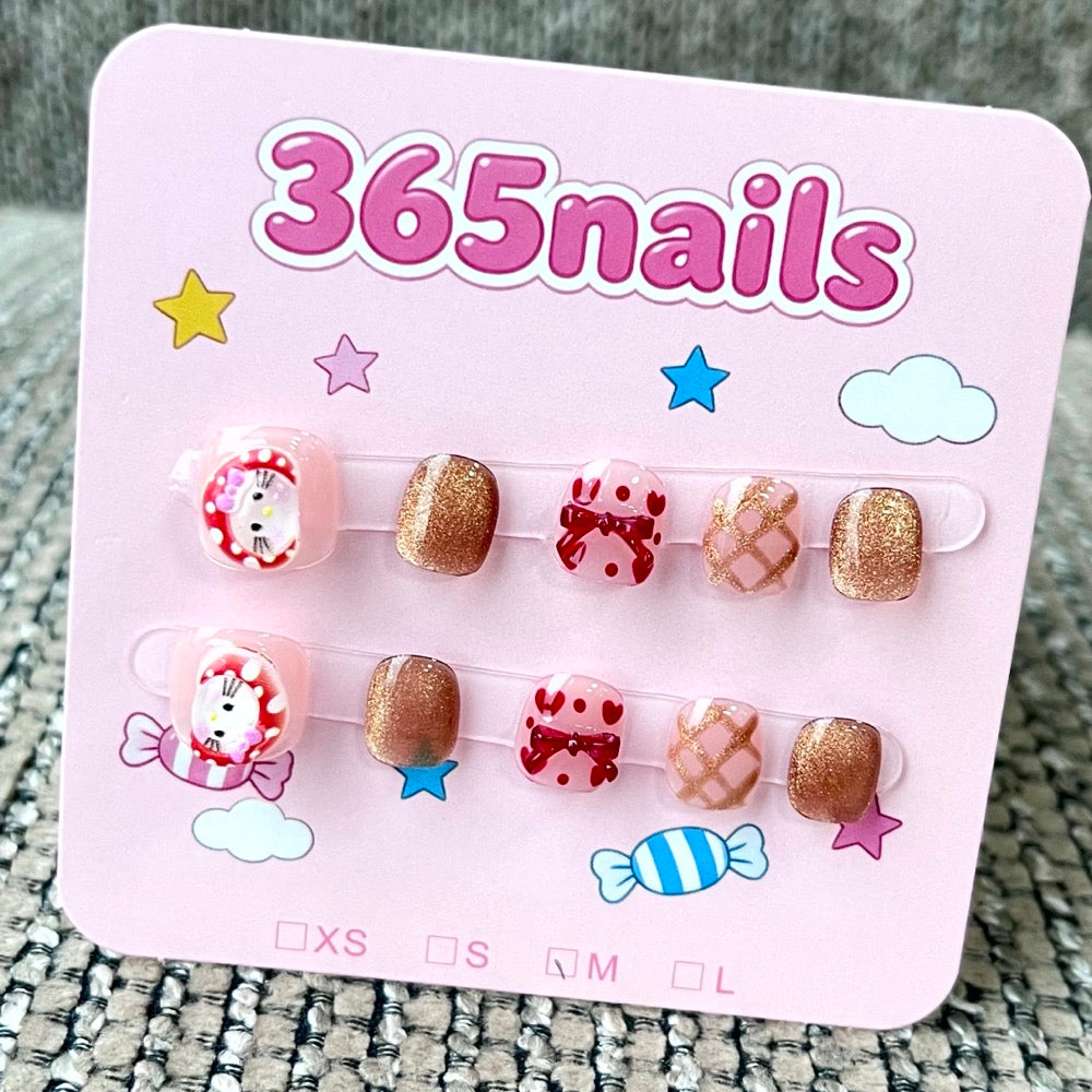 365nails: "Acogedor picnic de osos" – Uñas cortas hechas a mano con personajes 3D