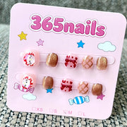 365nails: "Acogedor picnic de osos" – Uñas cortas hechas a mano con personajes 3D