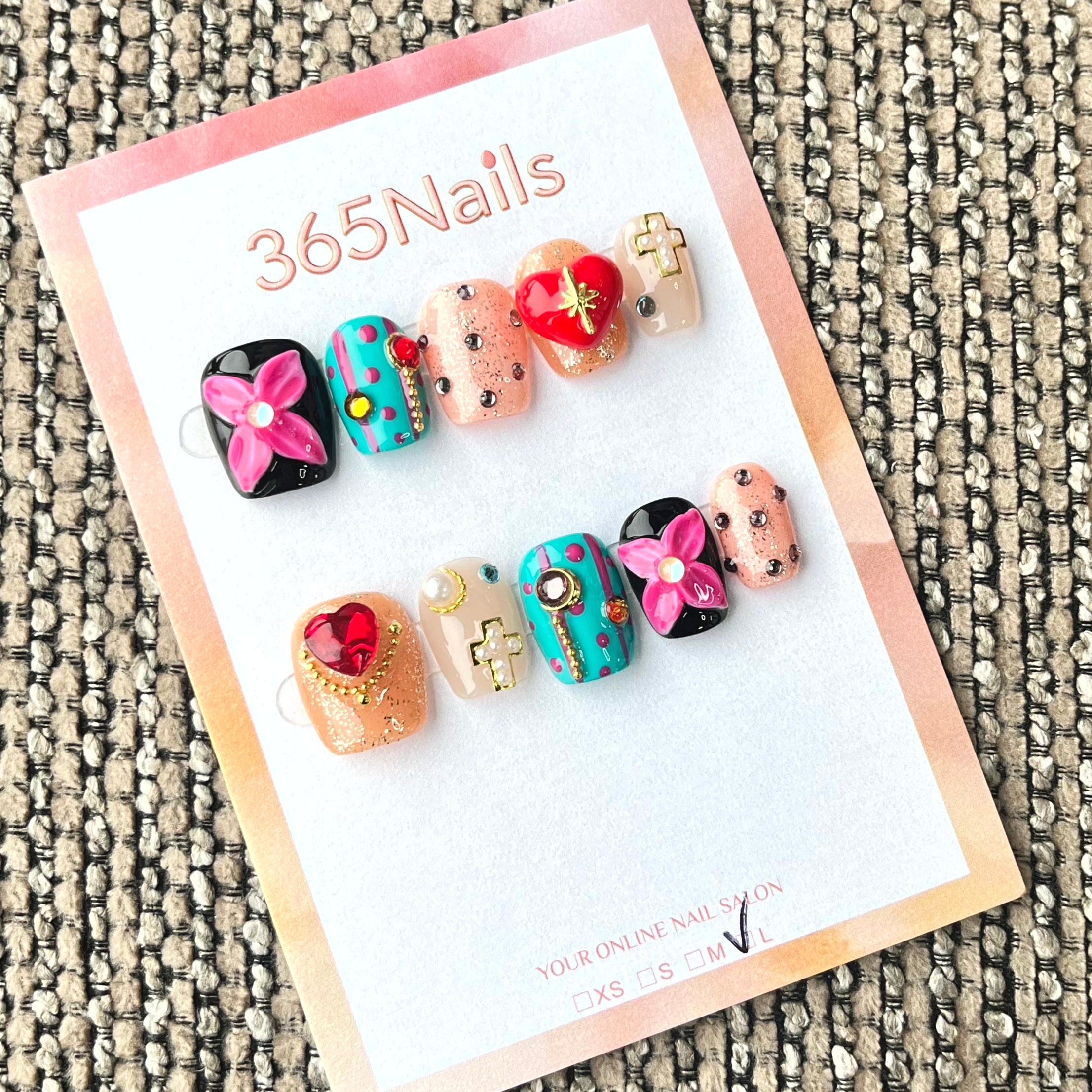 365nails : "Sacred Heart" — ongles press-on courts, forme carrée, fait main, papillon 3D et croix