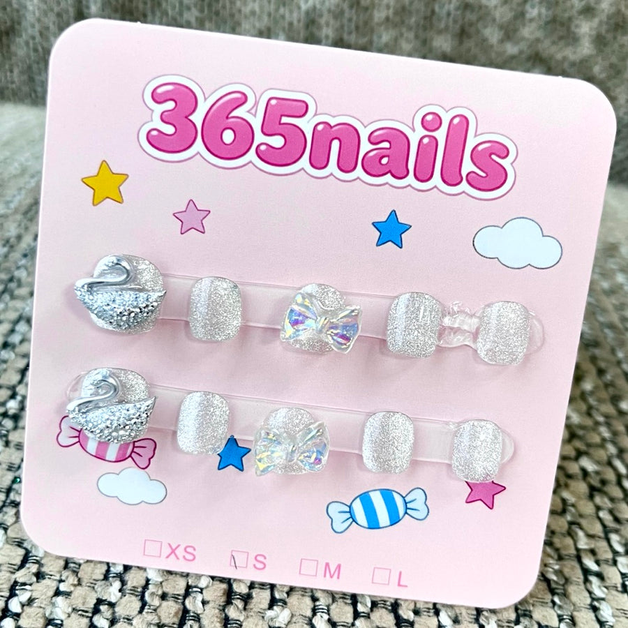 365nails: 은빛 백조의 호수 – 3D 백조 & 글리터 수제 숏 네일