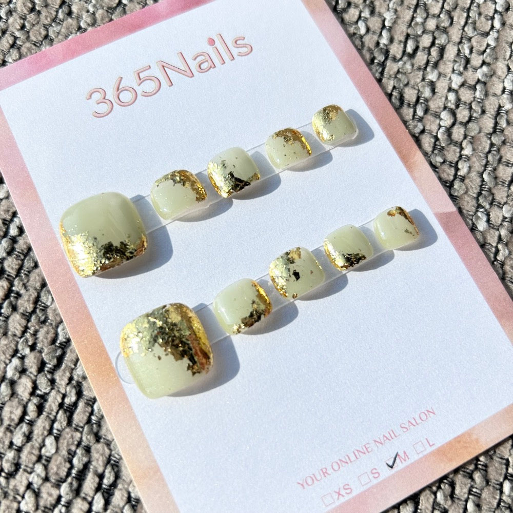 365nails: "淡玉綠金箔" – 手工製足部穿戴甲