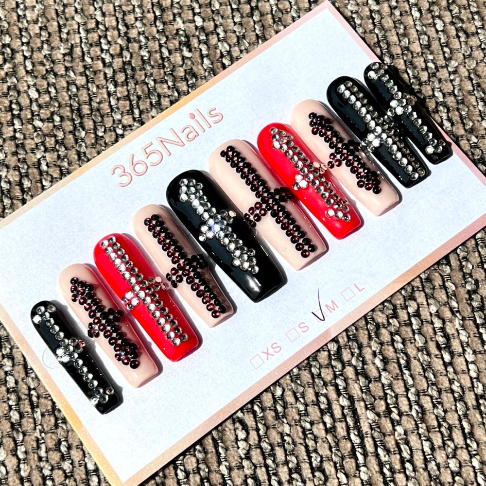 365nails: "神聖叛逆" – 3D 水晶十字架手工製棺材形穿戴甲