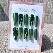 365nails：「毒綠鏡面鱷魚紋」 – 金屬綠鱷魚紋手工製棺材形穿戴甲