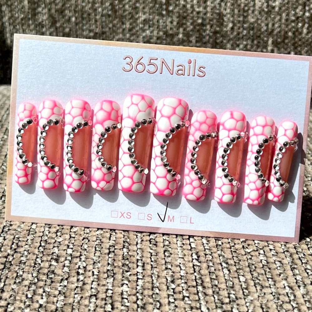 365nails: 粉色蜂巢 – 水鑽弧形與幾何 手工製 棺材形 穿戴甲