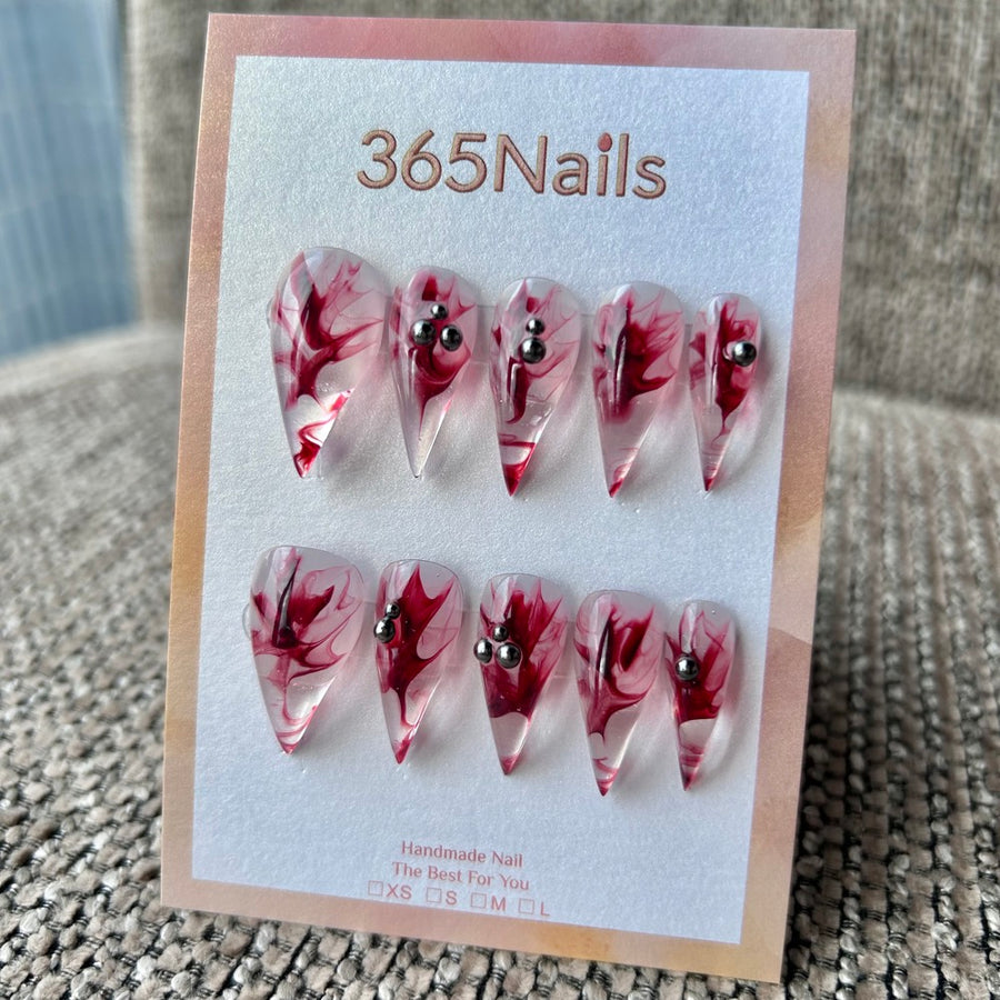 Ongles press-on griffes de dragon forme stiletto Rose sang, gel transparent avec marbrures en encre rouge et clous métalliques｜365nails premium fait main — série Dragon